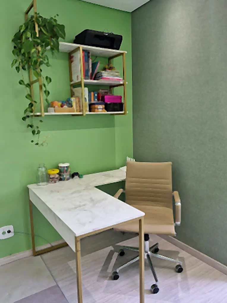 Mesa e estante de livros do consultório